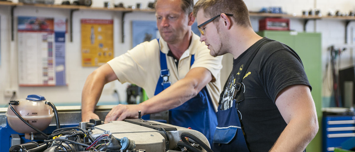 Ausbildung, Weiterbildung, Meisterausbildung, ÜLU, Kfz-Handwerk, Kfz-Mechatroniker, Kfz-Technikermeister, Meisterschule, Kfz-Werkstatt