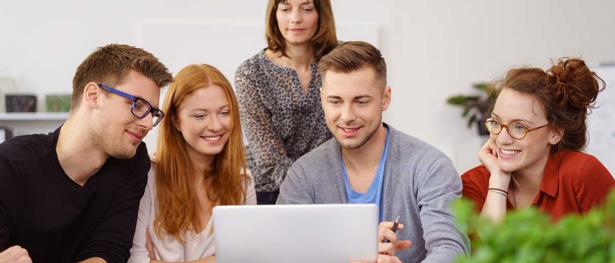 studenten arbeiten in einem projekt zusammen Schlagwort(e): besprechung, ausbildung, bildung, lernen, universität, uni, business, geschäftsleute, jung, studenten, erklären, reden, tutor, arbeit, meeting, büro, team, zusammenarbeit, mitarbeiter, meeting, austausch, laptop, gruppe, zeigen, schreibtisch, job, kollegen, azubi, geschäftsmann, geschäftsfrau, zusammen, frauen, männer, 5, sitzen, motivation, dynamisch, arbeiten, job, beruf, kompetenz, firma, unternehmen, personen, menschen, leute, lächeln, 20-30