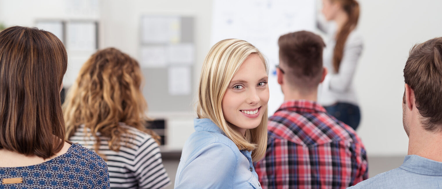 junge frau sitzt in deiner konferenz und schaut zurück Schlagwort(e): präsentation, vortrag, ausbildung, karriere, frau, gruppe, konferenz, meeting, bildung, fortbildung, blick, zurück, geschäftsleute, training, bildung, sitzung, teilnehmer, besprechung, lernen, flipchart, führung, führungskräfte, schulung, coaching, flipchart, chart, team, büro, business, arbeit, arbeiten, job, frau, mann, kollegen, karriere, wissen, mitarbeiter, lächeln, zufrieden, personen, menschen, leute, attraktiv, viele, rücken, 20s, 20-30