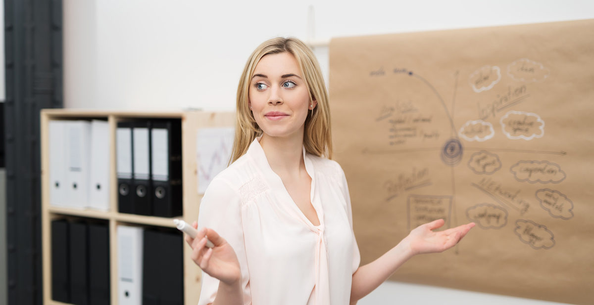 junge mitarbeiterin stellt ihre ideen im unternehmen vor Schlagwort(e): ausbildung, bildung, business, vortrag, präsentation, büro, frau, auszubildende, präsentieren, diskussion, chart, zeichnung, schreiben, brainstorming, studentin, führung, leitung, job, betrieb, betriebswirtschaft, bwl, studium, kurs, seminar, fortbildung, weiterbildung, idee, vorstellung, reden, sprechen, meeting, leitung, rhetorik, geste, körpersprache, entwicklung, strategie, mitarbeiter, angestellte, start-up, motiviert, motivation, arbeit, mädchen, geschäftsfrau, jung, kreativ, azubi, beruf, blond, weiß, kaukasier, person, mensch, weiblich, lächeln, 20s