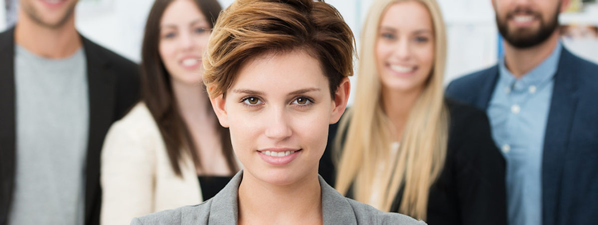 junge auszubildende mit team junge auszubildende mit team Schlagwort(e): gruppe, business, team, karriere, büro, ausbildung, studium, bildung, fortbildung, weiterbildung, kurs, seminar, erfolg, zusammenarbeit, mitarbeiter, angestellte, workshop, fachkraft, führungskraft, selbstbewusst, arme verschränkt, job, berufseinstieg, kollegen, mädchen, arbeitsplatz, geschäftsleute, jung, arbeit, azubi, geschäftsmann, flipchart, geschäftsfrau, zusammen, frauen, männer, 5, stehen, motivation, dynamisch, arbeiten, job, beruf, firma, unternehmen, personen, menschen, leute, lächeln, weiblich, blond, 20-30, 20s