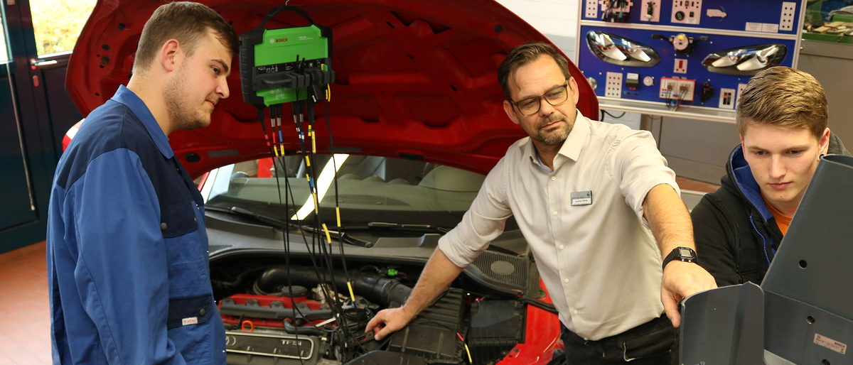 Meisterausbildung zum Kraftfahrzeug-Technikermeister Meisterausbildung zum Kraftfahrzeug-Technikermeister