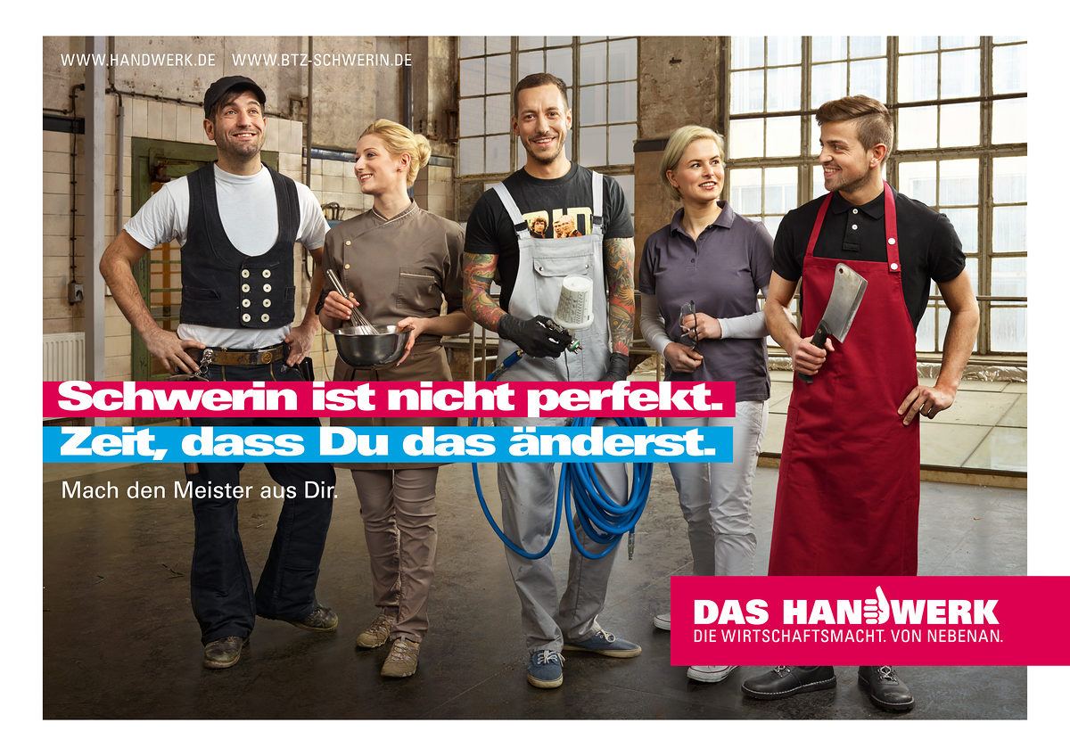 Junge Handwerksmeister Junghandwerker in Arbeitskluft