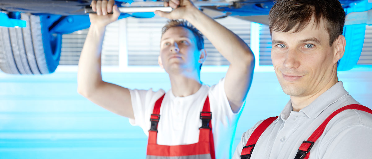 automechaniker, kfz-mechaniker, autowerkstatt, auszubildender, lehrling, lehre, ausbildung, handwerk, mann, jung, kompetenz, arbeiter, arbeit, arbeitsplatz, azubi, beruf, reparieren, servicearbeiten, latzhose, business, karriere, leistung, mitarbeiter, zustimmung, 20-25, paar, zufrieden, bildung, berufsausbildung, schule, stolz, mechaniker, reifenservice, service, auto, werkstatt, monteur, autoservice, werkstattservice, kfz-werkstatt, inspektion, reparatur, tüv, diagnose, dienstleistung, team, lebensabschnitt, hebebühne, reifen, wechseln