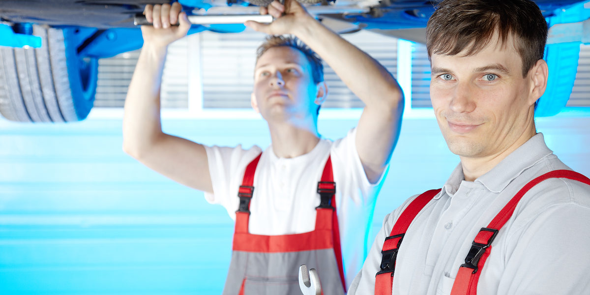 automechaniker, kfz-mechaniker, autowerkstatt, auszubildender, lehrling, lehre, ausbildung, handwerk, mann, jung, kompetenz, arbeiter, arbeit, arbeitsplatz, azubi, beruf, reparieren, servicearbeiten, latzhose, business, karriere, leistung, mitarbeiter, zustimmung, 20-25, paar, zufrieden, bildung, berufsausbildung, schule, stolz, mechaniker, reifenservice, service, auto, werkstatt, monteur, autoservice, werkstattservice, kfz-werkstatt, inspektion, reparatur, tüv, diagnose, dienstleistung, team, lebensabschnitt, hebebühne, reifen, wechseln
