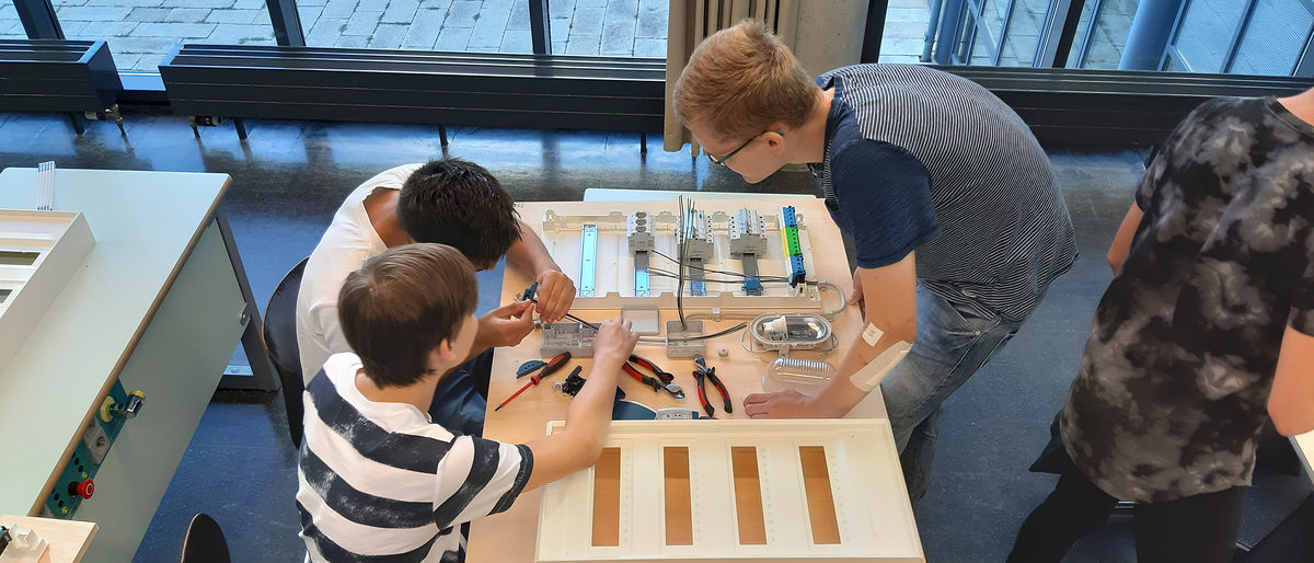 Die Vielfalt des Handwerks Schüler*innen nahebringen. Das Projekt Handwerkerschule läuft in allgemein bildenden Schulen des Kammerbezirks.