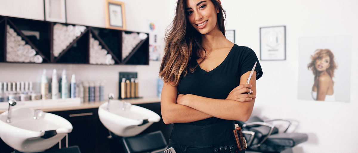 Female hairdresser in salon holding scissors in hand. Smiling young hairdresser standing in salon. Schlagwort(e): arms crossed, barber shop, beautician, beauty, beauty salon, business, dresser, equipment, expertise, fashion, female, hair, hair salon, hairdresser, hairstylist, holding, indoors, looking, mirror, occupation, parlor, portrait, professional, salon, scissors, smiling, staff, standing, studio, stylist, tool, woman, young, woman, hair salon, hairstylist, hairdresser, salon, arms crossed, barber shop, beautician, beauty, beauty salon, business, dresser, equipment, expertise, fashion, female, hair, holding, indoors, looking, mirror, occupation, parlor, portrait, professional, scissors, smiling, staff, standing, studio, stylist, tool, young