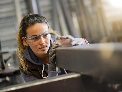 Woman apprentice training in metalwork workshop Schlagwort(e): metalwork, metallurgy, iron, ironworker, woman, apprenticeship, training, apprentice, craftsman, craftsmanship, art, metal, locksmith, occupation, learning, workshop, mask, goggles, protection, indoor, industrial, people, artisan, young, metalwork, metallurgy, iron, ironworker, woman, apprenticeship, training, apprentice, craftsman, craftsmanship, art, metal, locksmith, occupation, learning, workshop, mask, goggles, protection, indoor, industrial, people, artisan, young