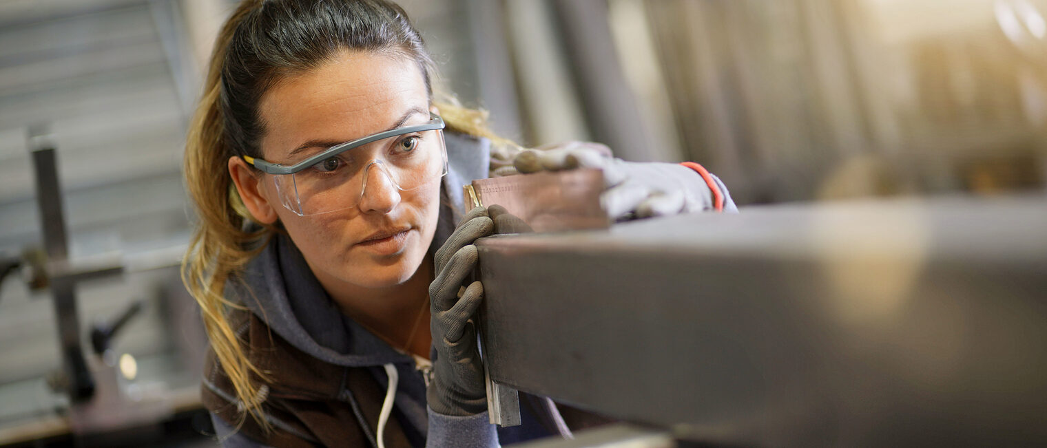 Woman apprentice training in metalwork workshop Schlagwort(e): metalwork, metallurgy, iron, ironworker, woman, apprenticeship, training, apprentice, craftsman, craftsmanship, art, metal, locksmith, occupation, learning, workshop, mask, goggles, protection, indoor, industrial, people, artisan, young, metalwork, metallurgy, iron, ironworker, woman, apprenticeship, training, apprentice, craftsman, craftsmanship, art, metal, locksmith, occupation, learning, workshop, mask, goggles, protection, indoor, industrial, people, artisan, young