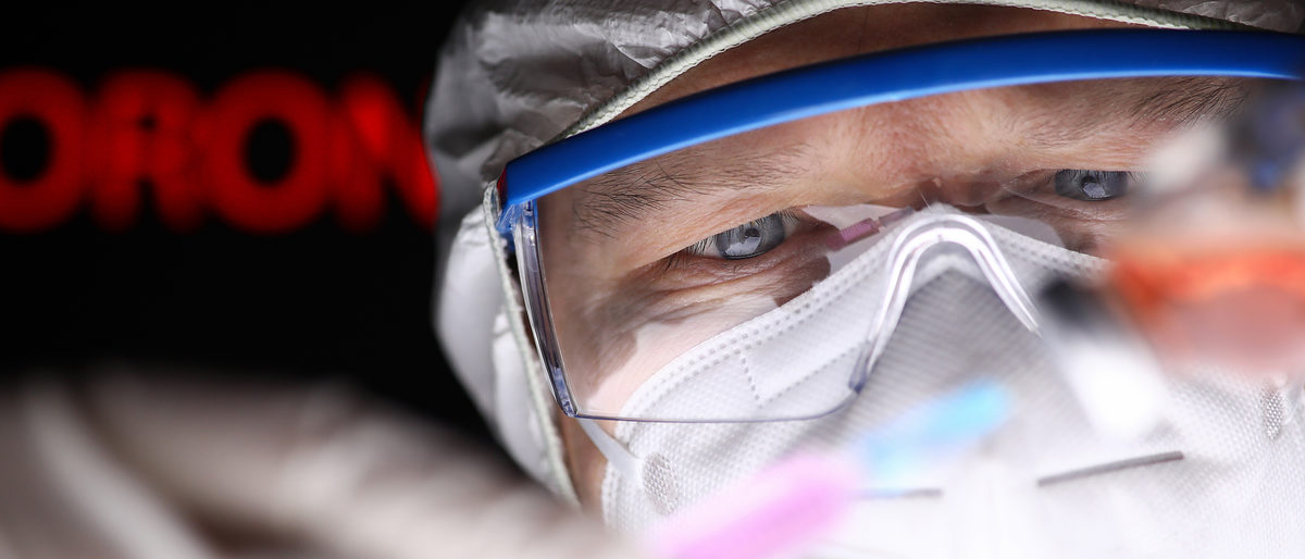 Male scientist filling syringe with some kind of 2019-nCoV serum portrait Schlagwort(e): coronavirus, china, chinese, corona, virus, vaccine, injection, syringe, epidemic, pandemia, science, research, laboratory, lab, doctor, man, male, protective, mask, glasses, serum, treatment, medicament, vial, health, care, healthcare, disease, drug, test, examination, chemistry, medical, medicine, WHO, hand, hold, hospital, portrait, concept, infection, quarantine, panacea, vaccinations, analysis, virologist, problem, antibiotic, flu, immunity
