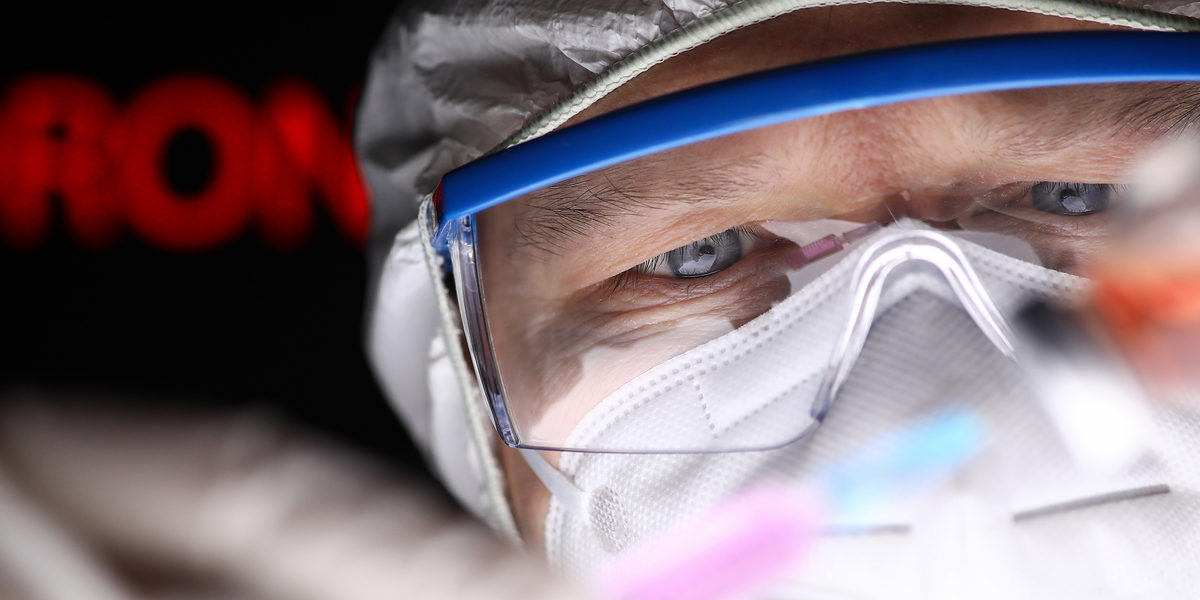 Male scientist filling syringe with some kind of 2019-nCoV serum portrait Schlagwort(e): coronavirus, china, chinese, corona, virus, vaccine, injection, syringe, epidemic, pandemia, science, research, laboratory, lab, doctor, man, male, protective, mask, glasses, serum, treatment, medicament, vial, health, care, healthcare, disease, drug, test, examination, chemistry, medical, medicine, WHO, hand, hold, hospital, portrait, concept, infection, quarantine, panacea, vaccinations, analysis, virologist, problem, antibiotic, flu, immunity